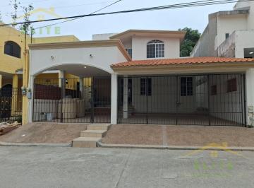 Casa · 260m² · 3 Recámaras · 2 Estacionamientos · Casa en Venta Col. Manuel R Diaz Cd Madero