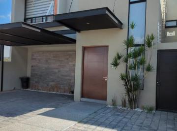 Casa · 285m² · 4 Recámaras · 3 Estacionamientos · Casa en Renta o Venta en Fraccionamiento Lomas de Juriquilla Queretaro