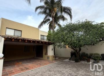 Casa · 277m² · 3 Recámaras · 2 Estacionamientos · Casa en Venta en Santa Cruz Guadalupe