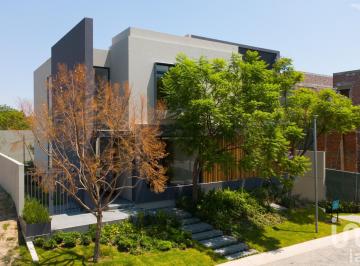Casa · 695m² · 3 Recámaras · 6 Estacionamientos · Residencia Nueva en Venta en Las Lomas Club Golf, Zapopan