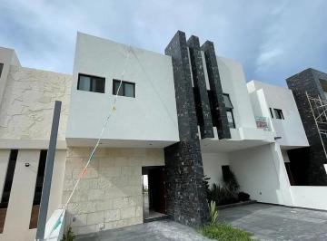 Casa · 300m² · 4 Recámaras · 3 Estacionamientos · Casa en Lomas de Juriquilla