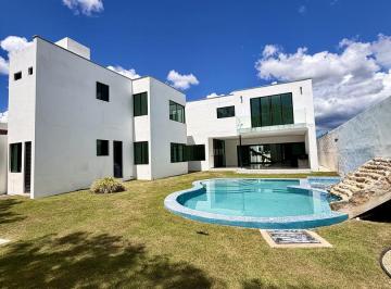 Casa · 686m² · 5 Recámaras · 6 Estacionamientos · Casa en Venta en Temozón Norte | 5 Recámaras con Baño, Paneles Solares y Alberca