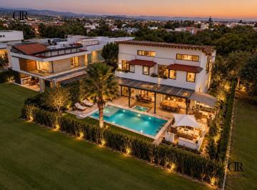 Casa · 850m² · 4 Recámaras · 7 Estacionamientos · Casa en Venta en El Campanario, Querétaro
