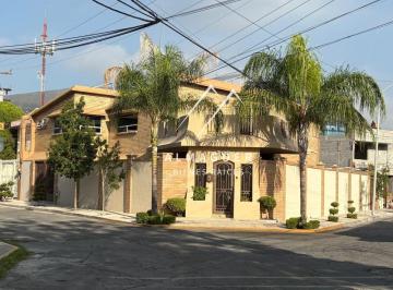 Casa de 6 habitaciones, San Nicolás de los Garza · Casa en Venta en Colonia Anáhuac, en Esquina, con Sótano y 6 Recámaras