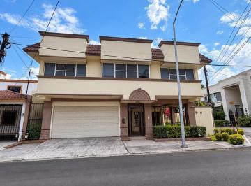 Casa · 345m² · 5 Recámaras · 2 Estacionamientos · Casa en Renta en Colonia Anáhuac | 5 Recámaras, Una en Planta Baja | Cerca de La Uanl