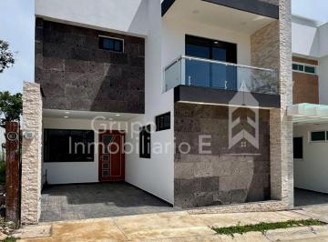 Casa de 3 habitaciones, Coatepec · Casa en Venta con Rec. en Planta Baja en Fracc. Privado Coatepec, Ver.