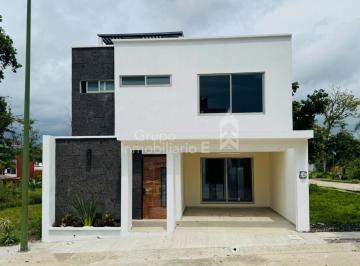 Casa de 3 habitaciones, Coatepec · Casa en Venta con Rec. en Planta Baja y Jardín en Coatepec, Ver.