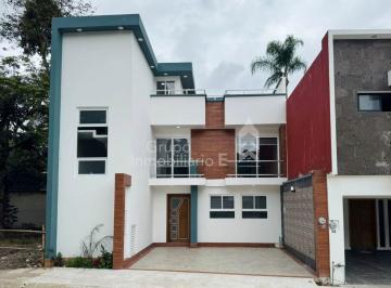Casa de 4 habitaciones, Coatepec · Casa en Venta con 4 Recámaras (1 en Pb) en Fracc. Privado, Coatepec