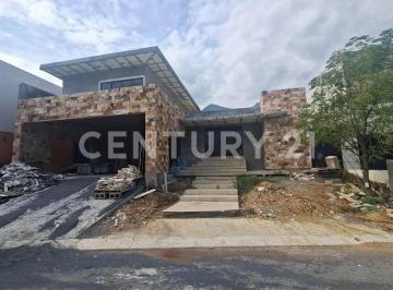 Casa · 900m² · 6 Recámaras · 6 Estacionamientos · Casa en Venta en Col. Manantial del Vergel en Santiago Nuevo Leon