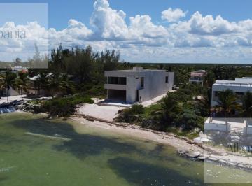 Casa · 555m² · 5 Recámaras · 3 Estacionamientos · Casa en Venta a Pie de Playa en Progreso
