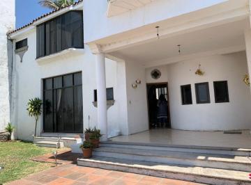Casa · 303m² · 3 Recámaras · 2 Estacionamientos · Venta de Casa en Fraccionamiento Al Norte de Cuernavaca
