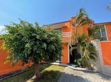 Casa · 170m² · 3 Recámaras · 2 Estacionamientos · Venta de Casa Dentro de Fraccionamiento Las Fincas, Jiutepec