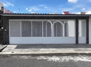 Casa · 3 Recámaras · 2 Estacionamientos · Casa en Renta en Costa de Oro