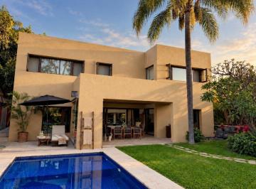 Casa · 570m² · 4 Recámaras · 2 Estacionamientos · Venta de Exclusiva Residencia en Acapatzingo, Cuernavaca