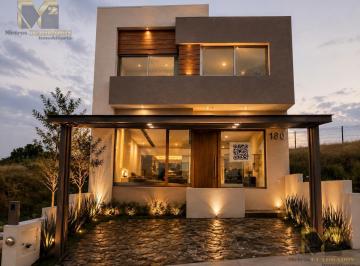 Casa · 252m² · 4 Recámaras · 2 Estacionamientos · Casa en Venta en Fraccionamiento Tres Marías