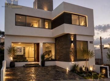Casa · 200m² · 4 Recámaras · 2 Estacionamientos · Casa en Venta en Loma Alta en Fraccionamiento Tres Marías