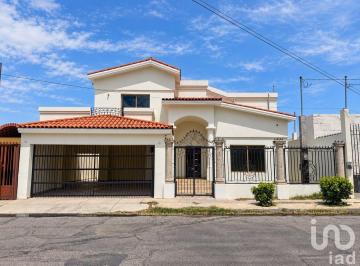 Casa · 432m² · 4 Recámaras · 2 Estacionamientos · Casa en Venta con Recámara en Planta Baja en Villa Satelite en Hermosillo, Sonora.