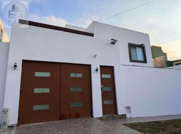 Casa · 4 Recámaras · 2 Estacionamientos · Casa en 18 de Marzo