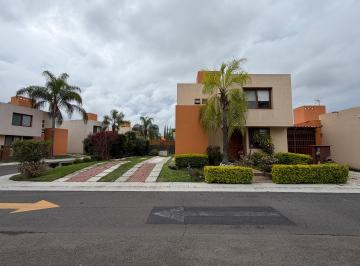 Casa de 4 habitaciones, Corregidora · Casa en Esquina con 4 Recamaras y 4 Estacionamientos | Puerta Real | Corregidora