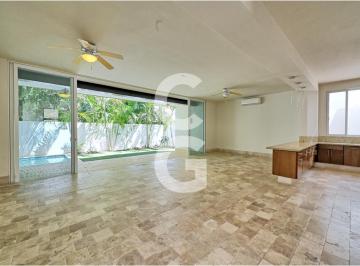 Casa · 350m² · 3 Recámaras · 2 Estacionamientos · Casa en Renta en Cancún en Residencial Cumbres con Terraza, Alberca y Jardín