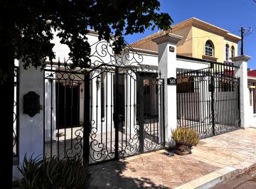 Casa  de un Nivel, Amplia Puerta Principal · Amplia Casa de Renta en Excelente Zona Residencial