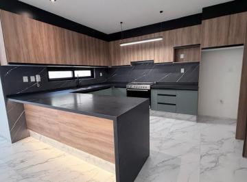 Casa · 260m² · 4 Recámaras · 2 Estacionamientos · Casa - Fraccionamiento Alto Lago Residencial