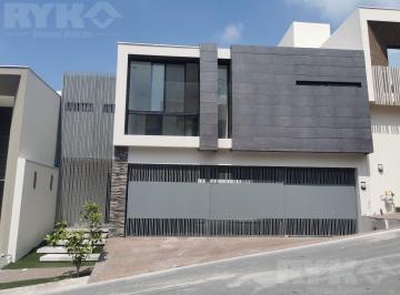 Casa · 354m² · 3 Recámaras · 3 Estacionamientos · Casa en Venta en Fraccionamiento Privado Al Sur de Monterrey, Equipada