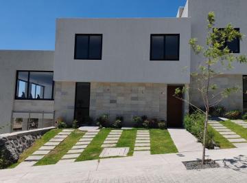 3e9afbfbcd7515331eb76f9e9c1b703cc821a0aa20661829f794fe7464729751 · Casa en Venta Nuevo Refugio, Querétaro con Jardín Interior y Exterior.