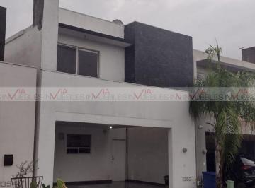Casa · 230m² · 4 Recámaras · 2 Estacionamientos · Casa en Renta en Cumbres San Patricio