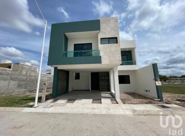 Casa · 265m² · 4 Recámaras · 2 Estacionamientos · Casa en Venta 4 Recamaras, 1 en Planta Baja, Fracc. Privado Sta. Rosa