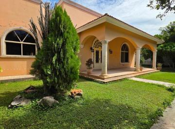 Casa · 635m² · 4 Recámaras · 3 Estacionamientos · Casa en Venta en Esquina en Montes de Amé