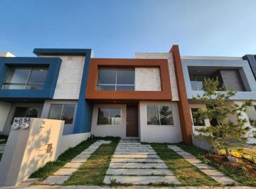 Casa · 198m² · 4 Recámaras · 2 Estacionamientos · Casa en Venta con Recámara en Planta Baja Fraccionamiento Jesús del Monte con Área Verde