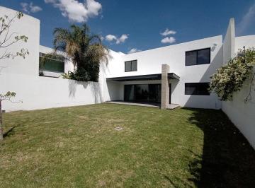 Casa · 323m² · 3 Recámaras · 3 Estacionamientos · Casa en Renta en Privada Jurica | 3 Recámaras, Jardín y Estudio
