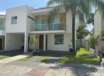 Casa en condominio de 3 habitaciones, Zapopan · Residencia en Fraccionamiento La Joya, en Bugambilias