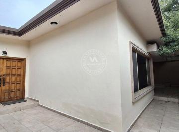 c77f554aa32654cb439bd1f8c565995a25abe4876f4bd71a413f5a69b618d46e · Casa Al Norte de 1 Planta, 3 Habs, Cada Una con Baño y Cuarto de Servicio