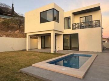 Casa de 3 habitaciones, San Pedro Garza García · Casa con Jardin y Alberca en Venta en La Cima