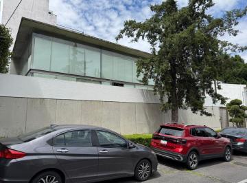 Vive con amplitud, comodidad y privacidad en esta magnífica casa de estilo moder · Casa Moderna en Renta en Lomas de Las Águilas | Jardín Privado y Seguridad 24 Hrs.