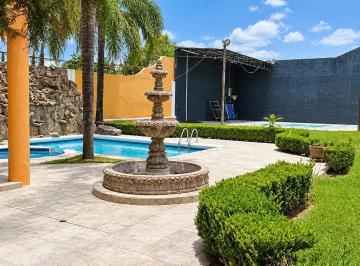 Casa · 800m² · 6 Recámaras · 10 Estacionamientos · Casa de Campo en Venta en Los Sauces