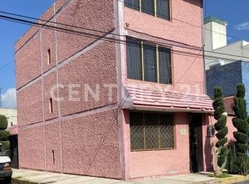 Casa · 220m² · 5 Recámaras · 2 Estacionamientos · Casa de 5 Recámaras con Estudio en Venta en Gustavo A. Madero