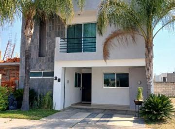 Casa de 4 habitaciones, Tlajomulco de Zúñiga · Renta en Valle de Las Flores