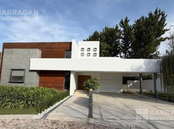 Casa · 420m² · 4 Recámaras · 4 Estacionamientos · Casa en Renta en El Campanario, con Habitación Principal en Planta Baja