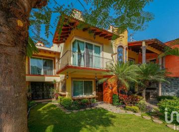 Casa · 268m² · 3 Recámaras · 2 Estacionamientos · Casa con Jardín y Jacuzzi Privado en Condominio con Seguridad en Xochitepec