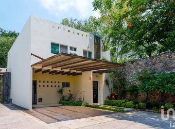 Casa · 180m² · 3 Recámaras · 2 Estacionamientos · Casa con Jardín Propio, Seguridad en Av Palmira a 3 Min Autopista Cuernavaca