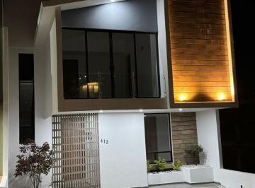 Casa · 300m² · 4 Recámaras · 2 Estacionamientos · Casa en Venta Loma Alta Tres Marias