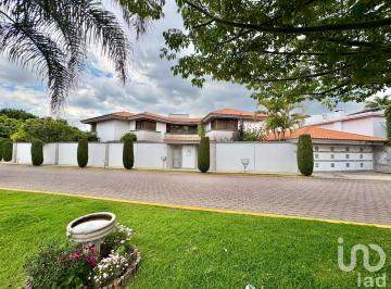 Casa · 749m² · 5 Recámaras · 5 Estacionamientos · Residencia en Venta en Jardines de Zavaleta | 5 Recámaras | 749 m² de Construcción