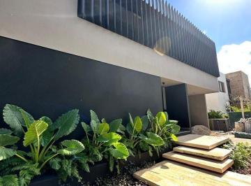 1 · Casa en Venta en Yucatan Country Club Merida
