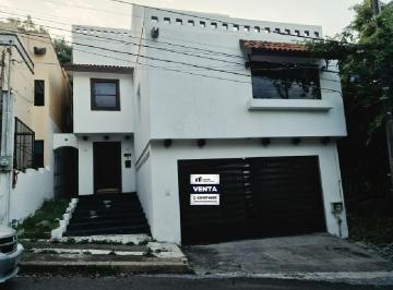 Casa · 250m² · 4 Recámaras · 2 Estacionamientos · Lpcv2637 Casa en Venta Colonia Petrolera en Tampico con 4 Recamaras Cada Una con Baño y Vestidor