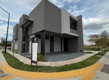 Casa de 3 habitaciones, León · Casa en Venta en Rinconada de Santa Fe