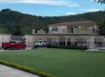 Quinta · 1000m² · 6 Recámaras · 4 Estacionamientos · Quinta en Venta en El Nogalito (El Barranco)