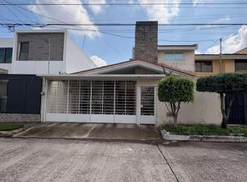 Casa de 3 habitaciones, Zapopan · Casa en Venta con Excelente Ubicacion y Conservacion en La Calma